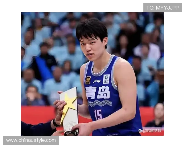 杨瀚森 NBA 选秀夜藏爱！袖口绣女友名 + 情侣手链实锤，青梅竹马太甜了(1)